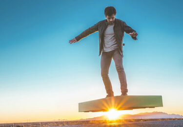 【モビリティー】人を乗せて空中を浮遊できるホバーボード「ArcaBoard」がまもなく市販へ？！