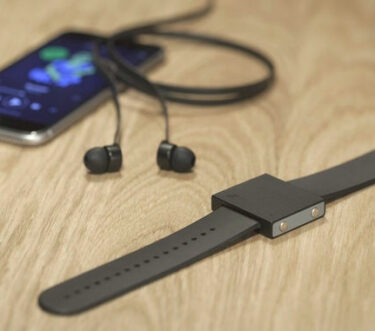 【ウェアラブルサブウーファー】手首で重低音を感じる腕時計型サブウーファー「The Basslet」？！
