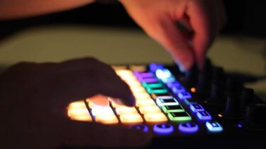 【Novation Circuit】YouTubeに観るリアルタイムな曲作りとは（スタンドアロン編）？！